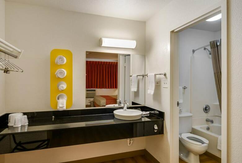 Hotel Motel 6 Chicago Schiller Park