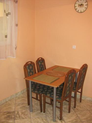 K�roly Apartments