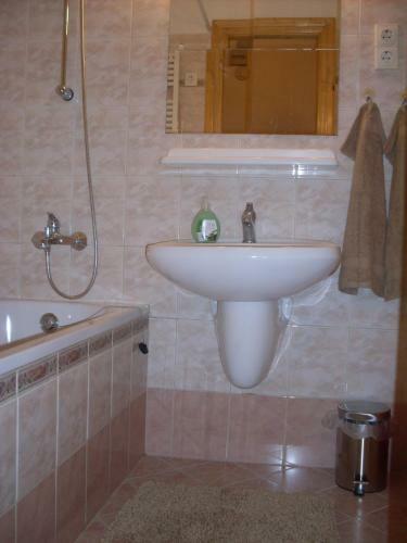 K�roly Apartments