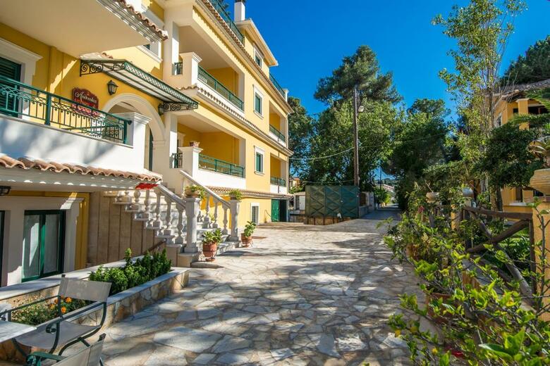 Aparthotel Andreolas Luxury Suites