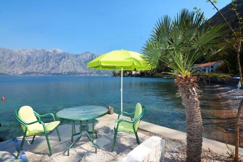 Hostal Holiday Home Cattaro