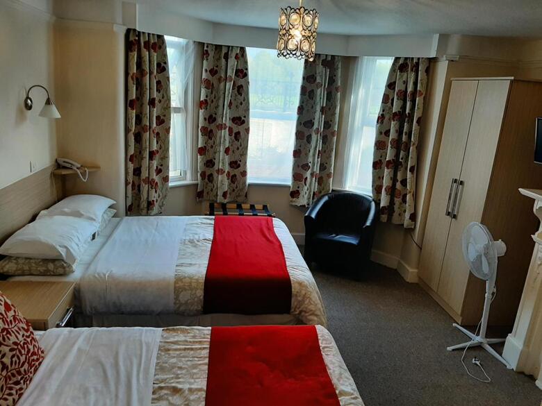 Hostal The Sportsview Guest House