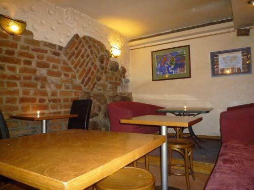 Hostal Academus - Cafe/pub & Guest House