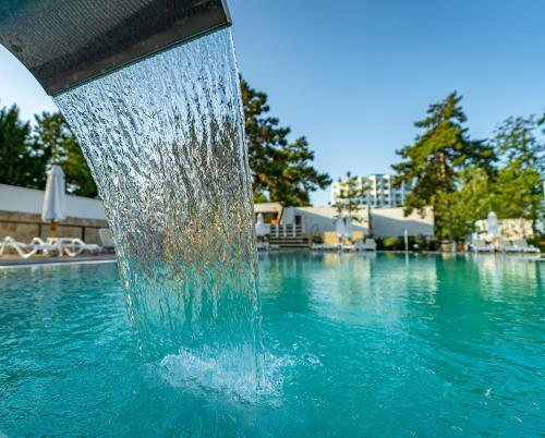 Hotel Mera Resort