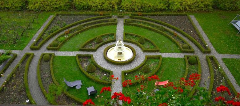 Alpenrose Hotel And Gardens
