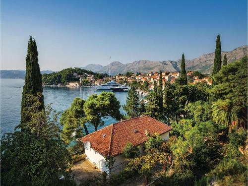 Six-bedroom Holiday Home In Cavtat