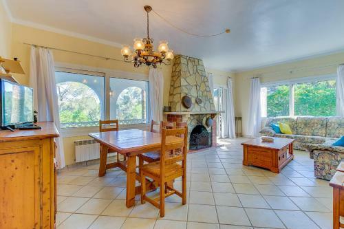 Villa With Pool And Air Conditioning
