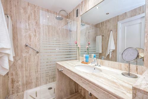 Three-bedroom Apartment With View Charlie