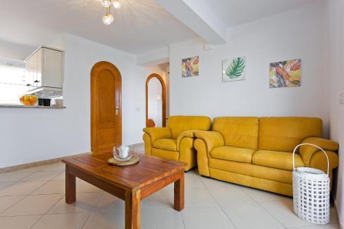 Stylish Apartment Over Balcon De Europa