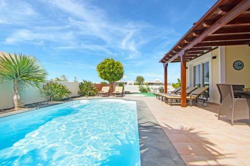 Playa Blanca Villa Sleeps 8 Pool Air Con Wifi