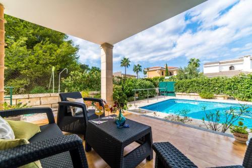 Playa de Muro Apartment Sleeps 6 Pool Air Con Wifi