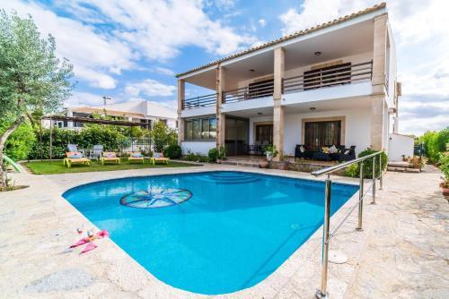 Playa de Muro Apartment Sleeps 6 Pool Air Con Wifi