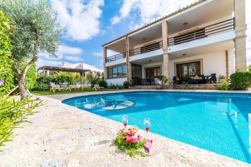 Playa de Muro Apartment Sleeps 6 Pool Air Con Wifi