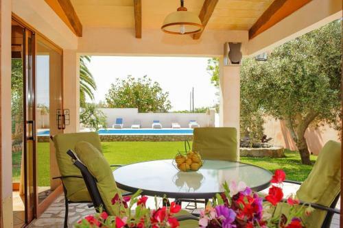 Portocolom Villa Sleeps 6 Air Con