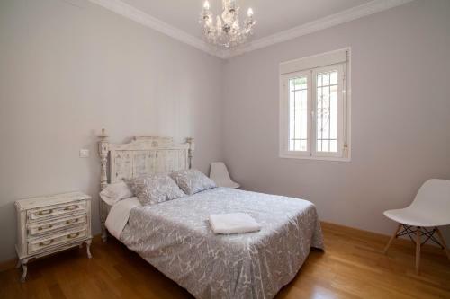 10 Bdr Chalet; Maria Luisa Park