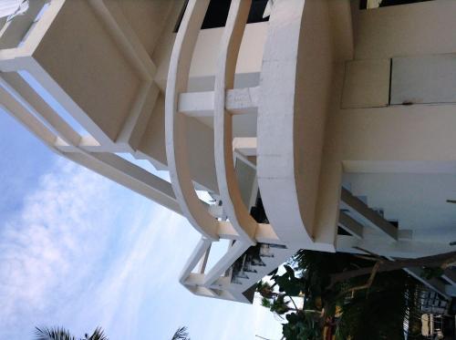 Chichis And Charlies Beachfront Hotel