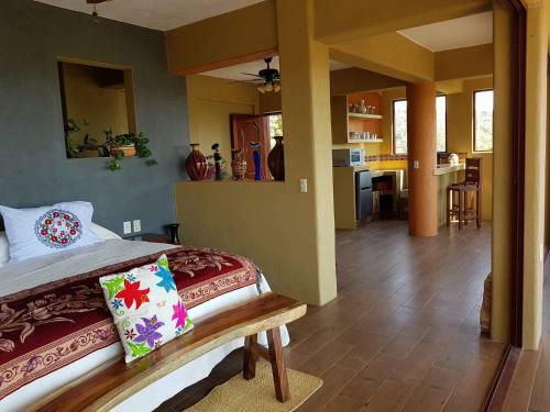 Casa Arcoiris Zihuatanejo B&B