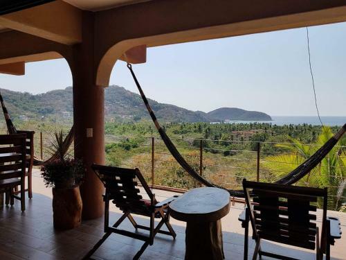 Casa Arcoiris Zihuatanejo B&B