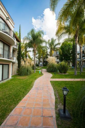 Apartamento Departamento 2 Br Cerca De La Aurora