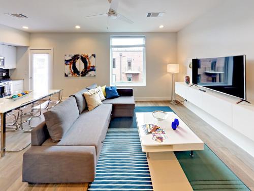 Apartamento 1800 E 4th Street Condo #356