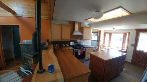 Bellingham Bungalow - Gas Fireplace & Garden!