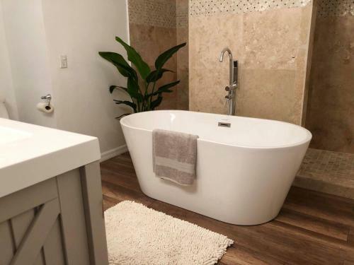 Beach Break With Heated Pool (sleeps 18)