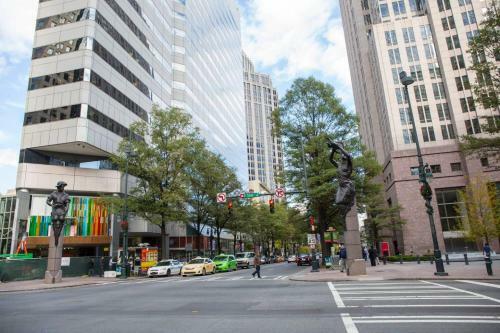 Apartamento Colorful + Spacious 2br | Near Spectrum + Stadium
