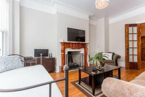 Safe Spacious Mansion In???downtown