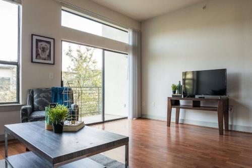 Apartamento Beautiful W/ Balcony & Parking | Dining & Shopping