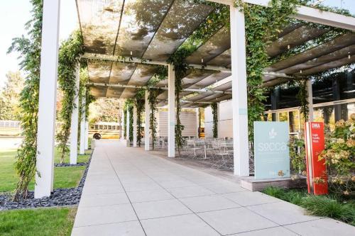 Apartamento Quiet + Modern | Parking | Dining + Shopping 2br
