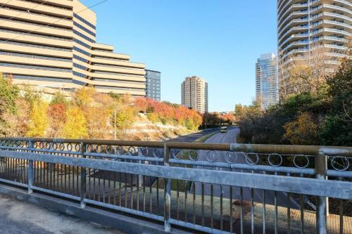 Apartamento Quiet + Modern | Parking | Dining + Shopping 2br