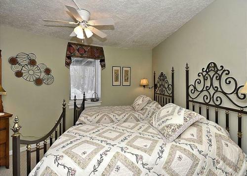 Round To It Three-bedroom Chalet