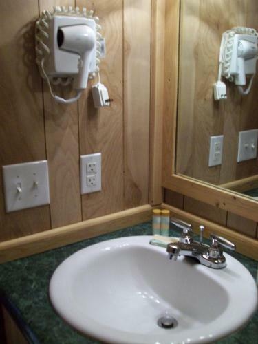 Plymouth Rock Camping Resort Deluxe Cabin 14