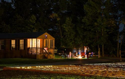 Plymouth Rock Camping Resort Deluxe Cabin 12