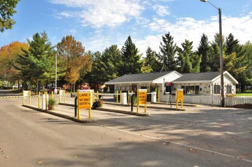 Plymouth Rock Camping Resort Deluxe Cabin 17