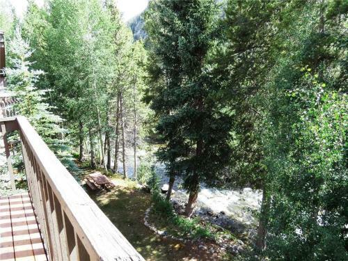 Cross Creek 207