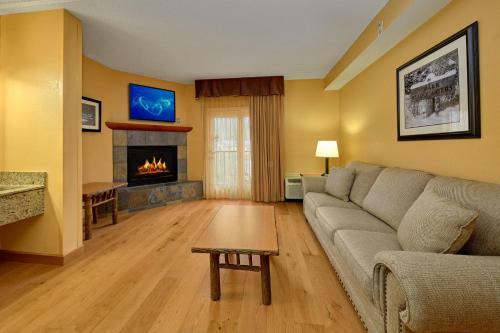 Hotel Bearskin Lodge On The River