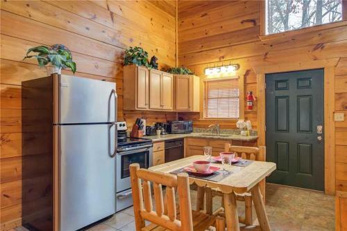 Bearadise, 1 Bedroom, Pool Table, Wifi, Hot Tub, Sleeps 2