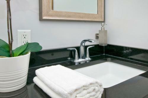 Boho-chic Three Bedroom Apartment Minutes To Nyc