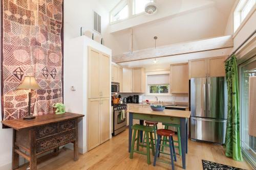 Tree House-river View-2br/1ba