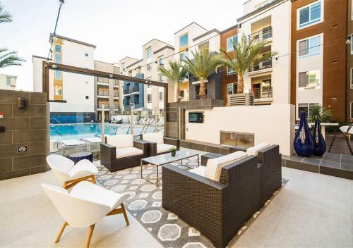 Homey 2 Br Apartment With Pool View