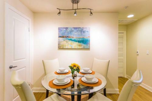 Homey 2 Br Apartment With Pool View