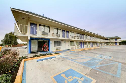Hotel Motel 6 San Marcos