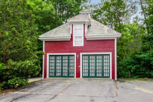 Amato Carriage House, Upper Level