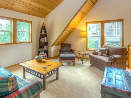 Whispering Whale Lodge