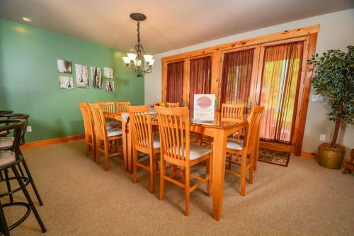 Touch The Sky Four-bedroom Townhome