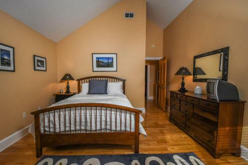 Wisp' N Away Five-bedroom Holiday Home