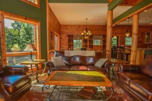 Cozy Bear Chalet Four-bedroom Holiday Home