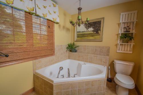 Mountainlair Five-bedroom Holiday Home