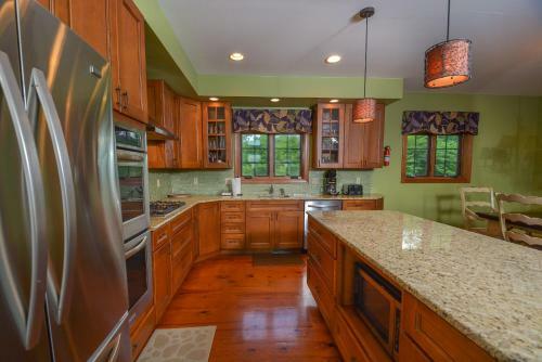 Mountainlair Five-bedroom Holiday Home